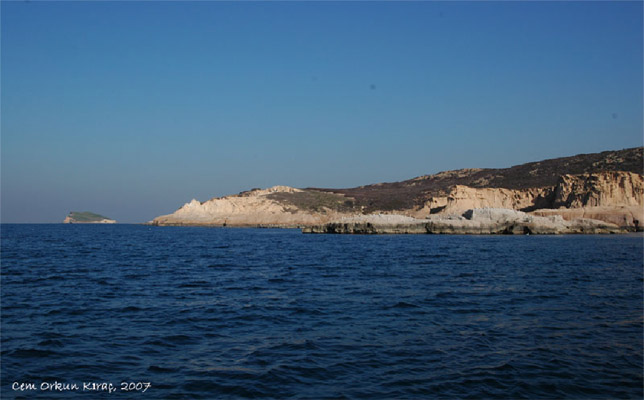 Foça deniz ve kıyı alanları, bir Özel Çevre Koruma Bölgesidir (ÖÇKB). Orak Adası’nın meşhur Siren Kayalıkları ve solda yer alan Hayırsız Ada, kıyılarımızdaki peyzaj güzellikleri ve doğal habitatları en iyi şekilde yansıtıyor. 