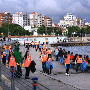 Migros çalışanları Caddebostan Sahili’ni temizledi