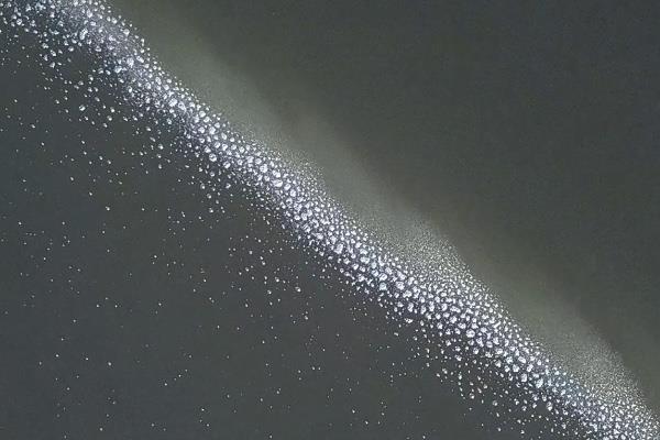 Nehirdeki kabarcıklar plastik atıkları yakalıyor
