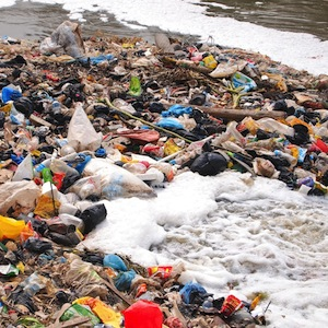 Okyanuslarda İstanbul'un yarısını kaplayacak plastik var